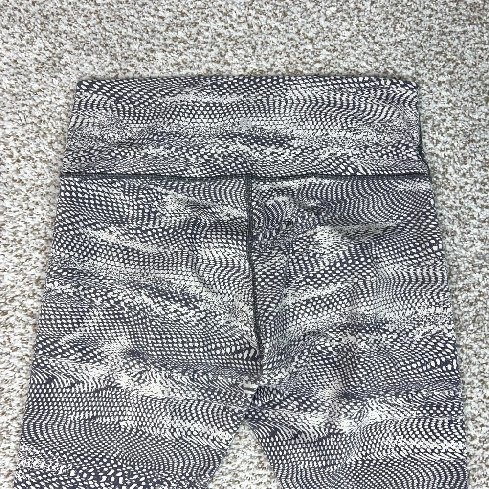 Lululemon Pants Womens 12 Gray High Rise Leggings Print Yoga Workout Gym Sports